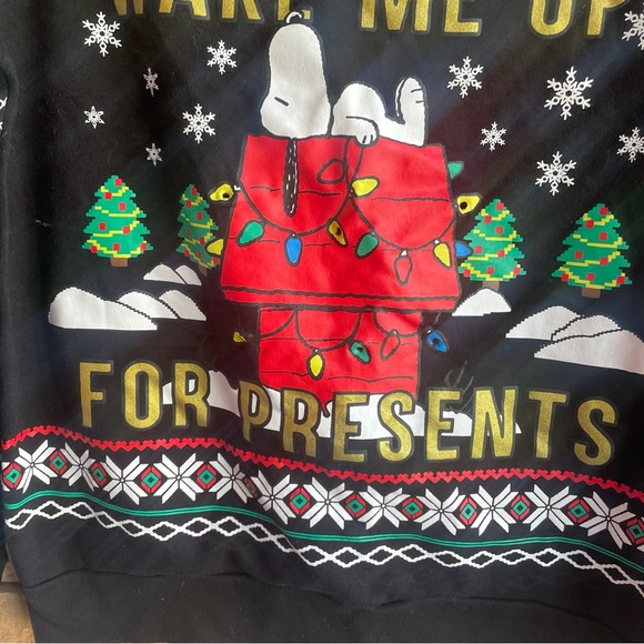 Peanuts black print Christmas “Wake Me Up For Presents” sweatshirt Large - Picture 4 of 13
